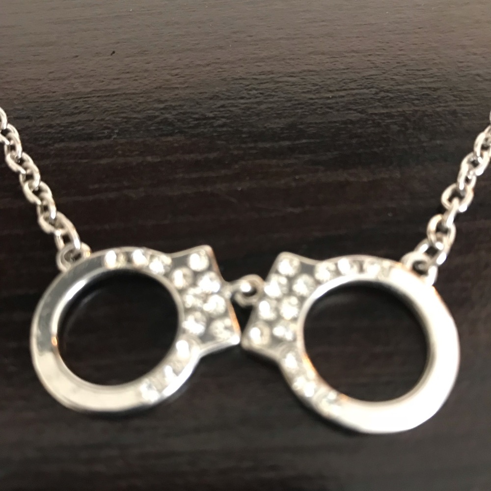 Handcuff Fashion Neclace - Picture 2 of 3